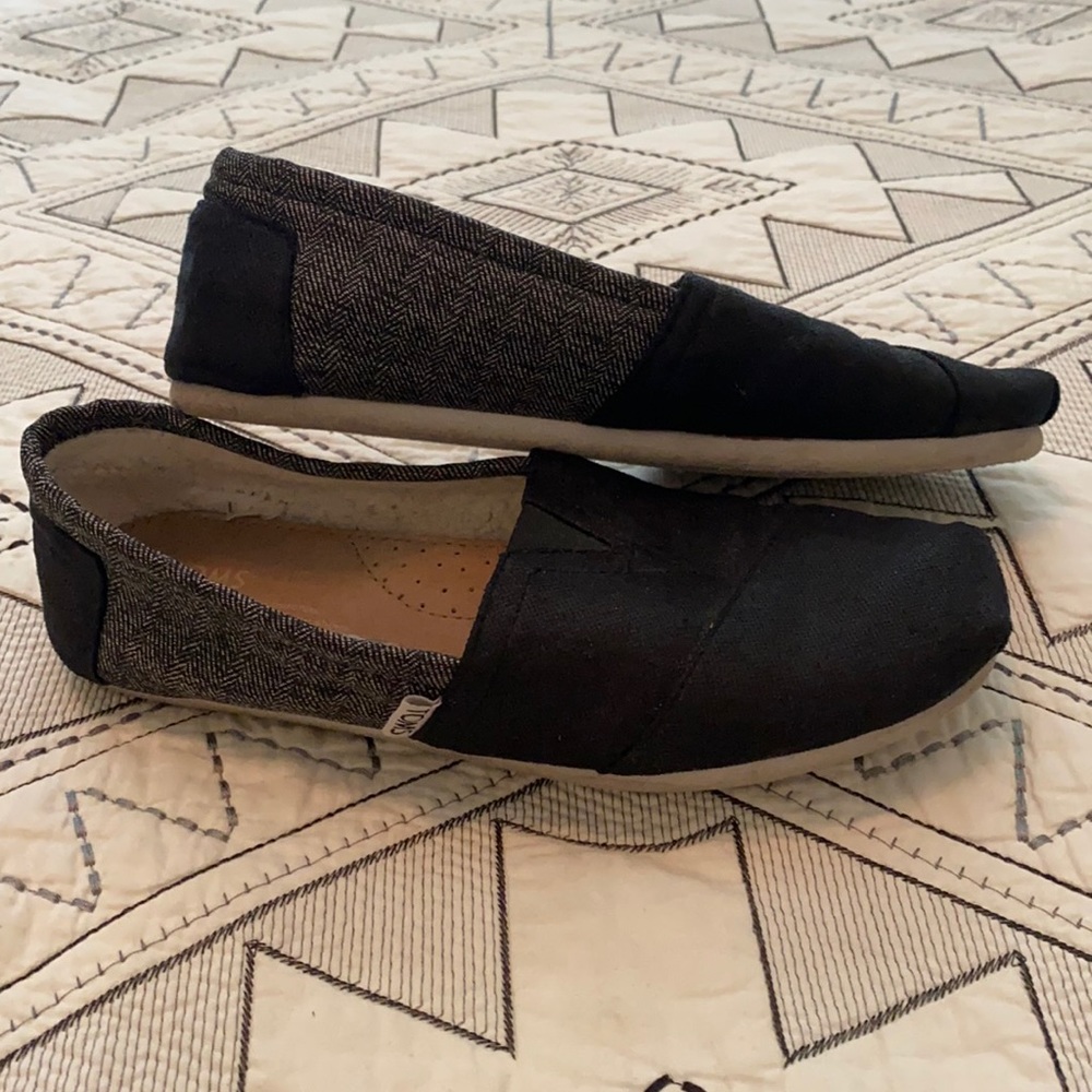 Grey and Black fluffy Tom’s Sz 7 Men’s 8 Women’s